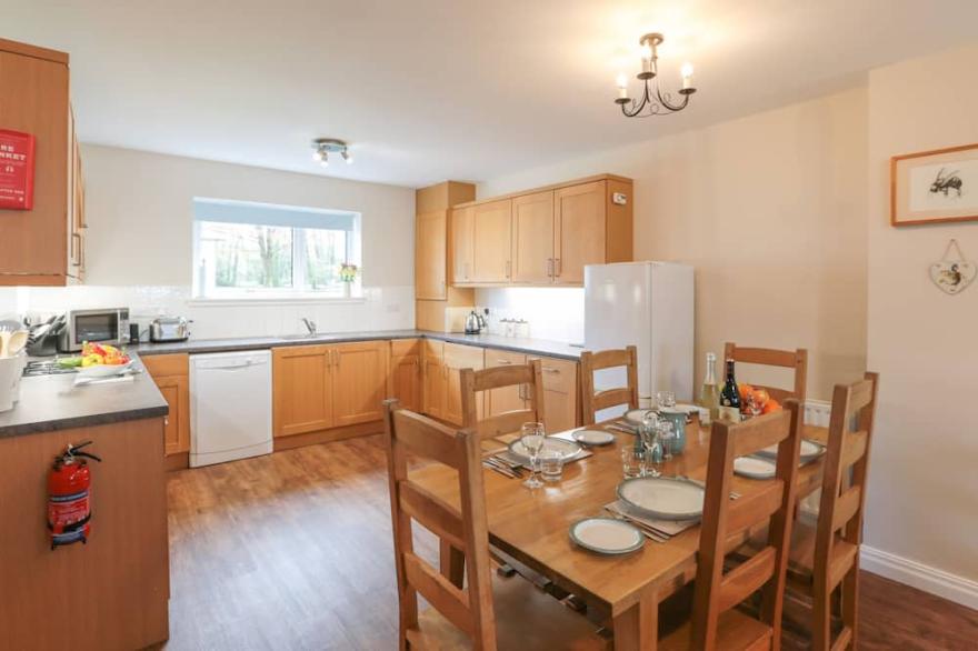 HONEYBEE COTTAGE, family friendly, with pool in Penruddock