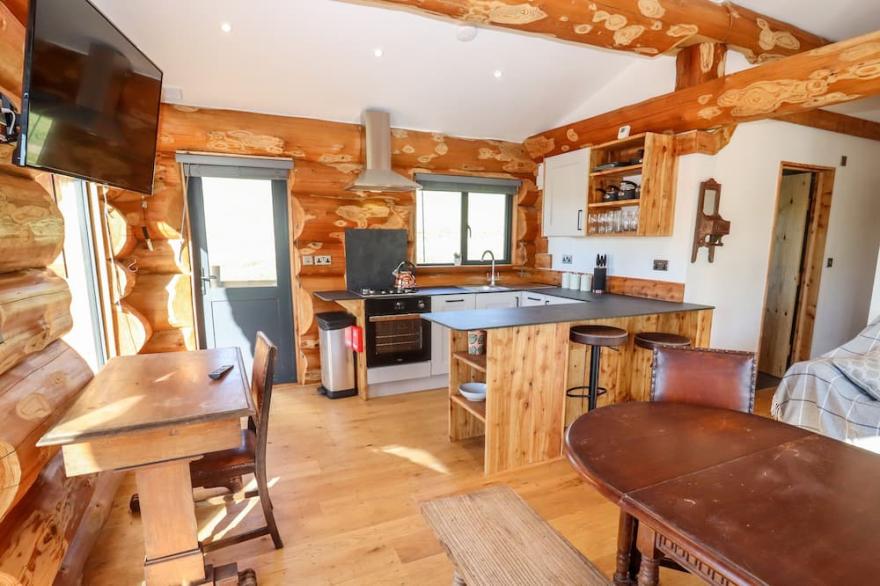 CEDAR CABIN, pet friendly, with hot tub in Clifton Upon Teme