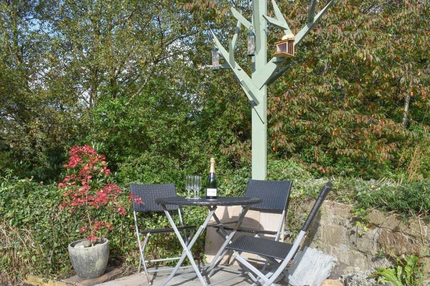 2 bedroom accommodation in Linthwaite