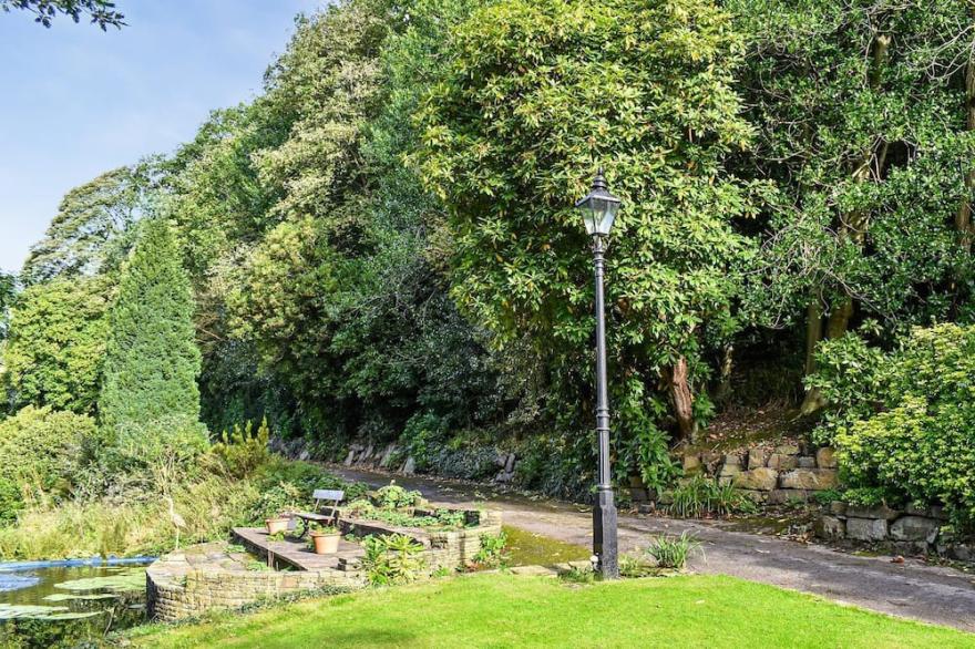 1 bedroom accommodation in Hipperholme, Halifax