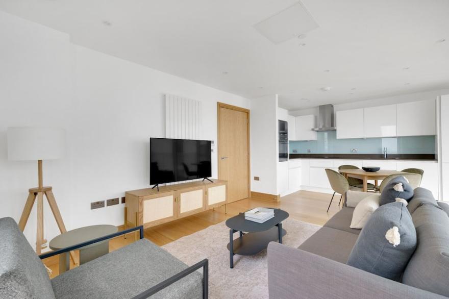 Open plan Canary Wharf, 2BR,  modern, by Blueground