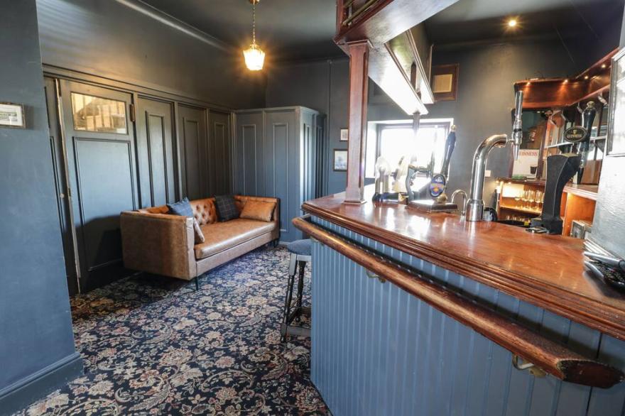BODORGAN INN, pet friendly, with hot tub in Niwbwrch (Newborough)
