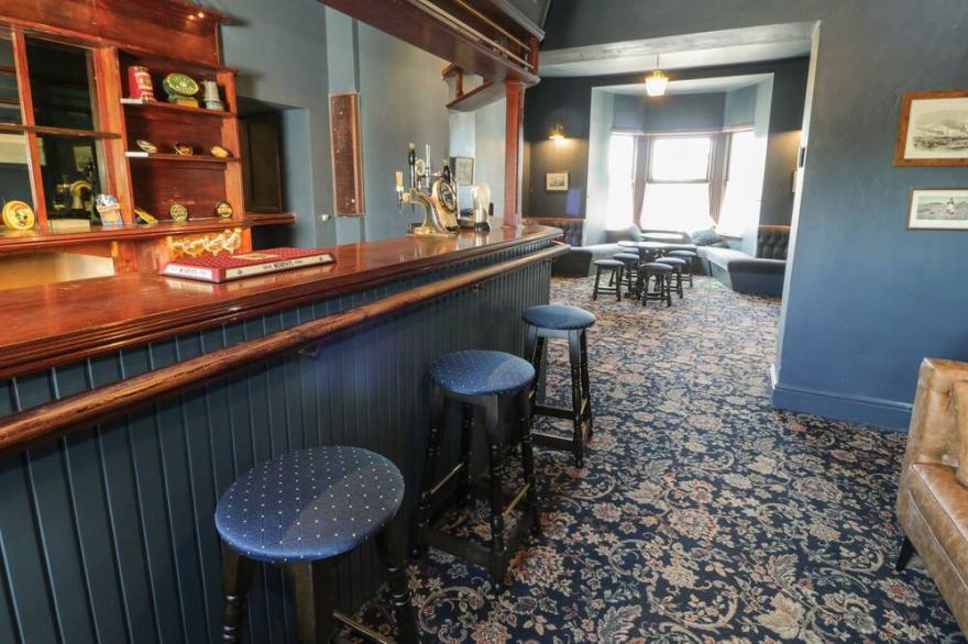 BODORGAN INN, pet friendly, with hot tub in Niwbwrch (Newborough)