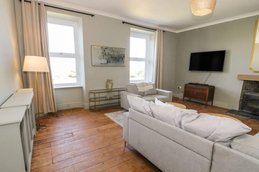 BODORGAN INN, pet friendly, with hot tub in Niwbwrch (Newborough)
