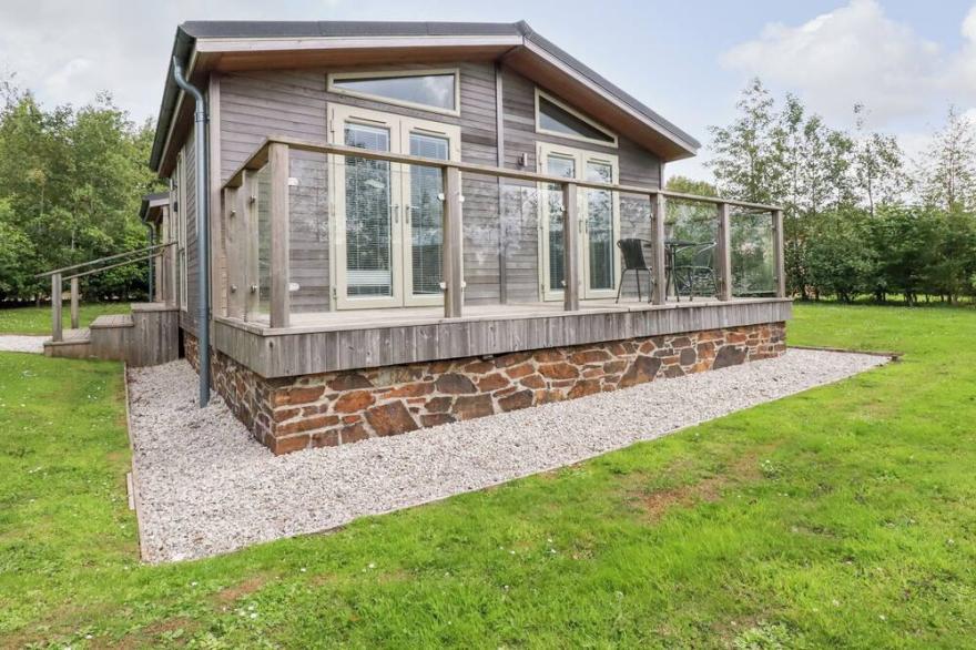 6 SOUTHERN PLACE, character holiday cottage, with hot tub in Dobwalls