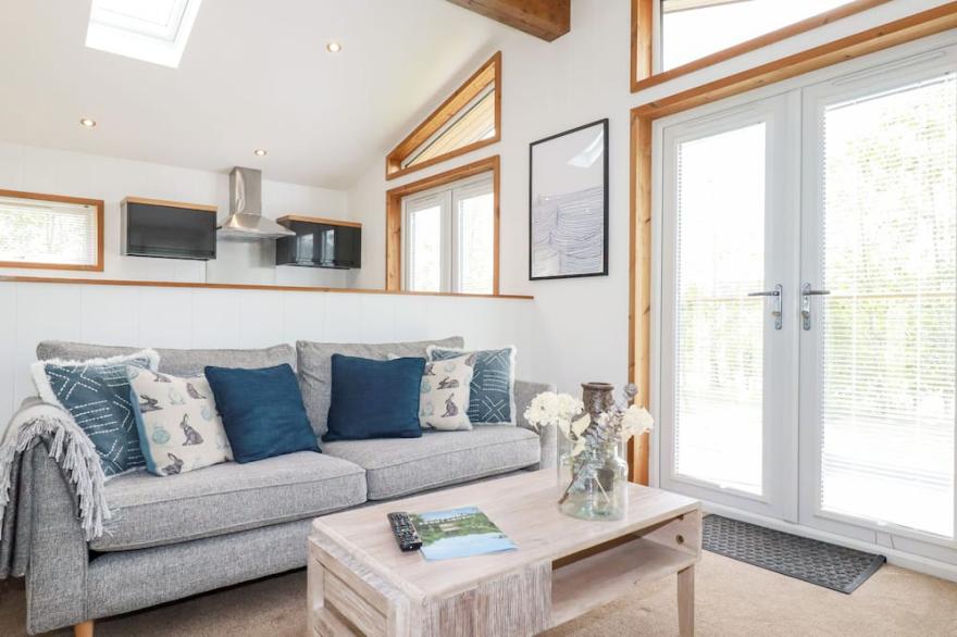 6 SOUTHERN PLACE, character holiday cottage, with hot tub in Dobwalls