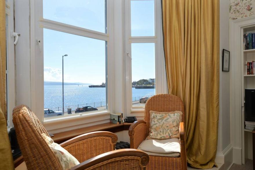 Kimberley Apartment, shore front location, enclosed garden, pet friendly
