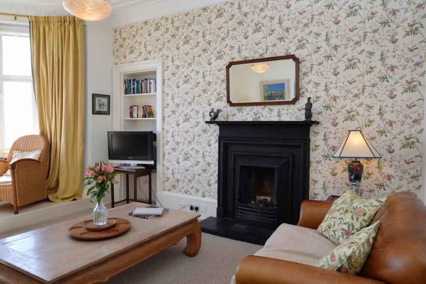 Kimberley Apartment, shore front location, enclosed garden, pet friendly