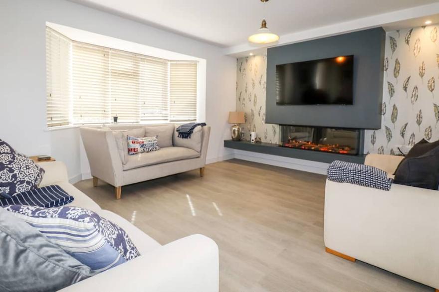 TRENANT VIEW, pet friendly, luxury holiday cottage in Wadebridge