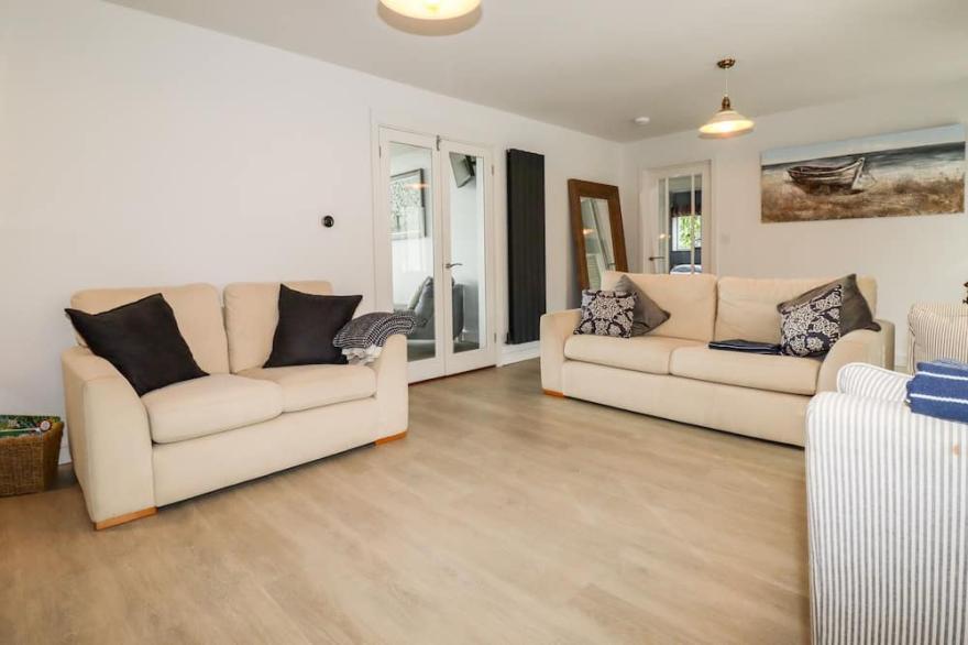 TRENANT VIEW, pet friendly, luxury holiday cottage in Wadebridge