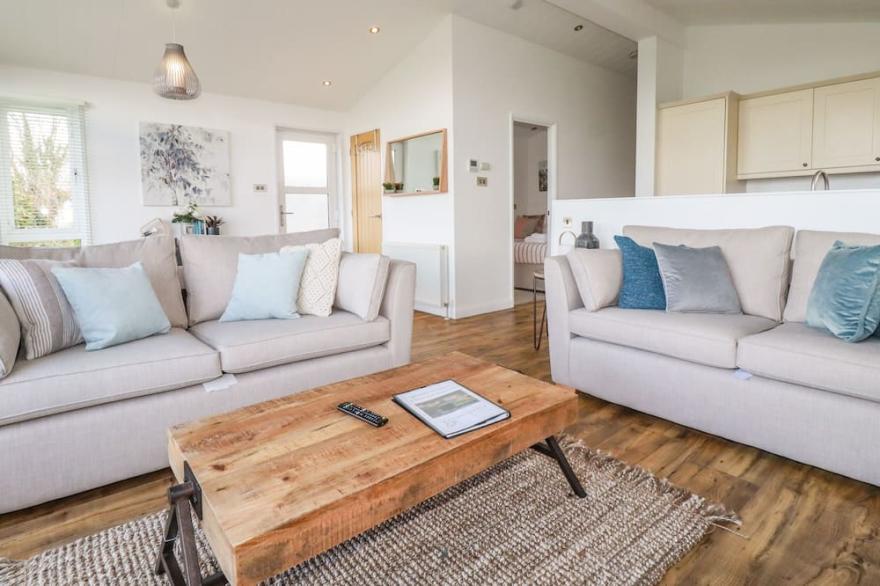 8 HORIZON VIEW, pet friendly, luxury holiday cottage in Dobwalls