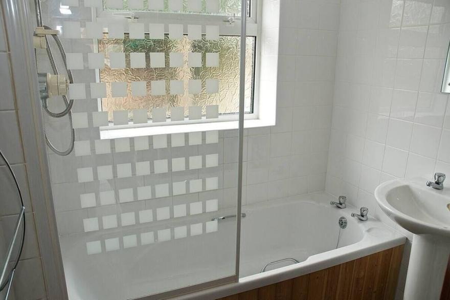 4 beds in 3 bedrooms, ideal for contractors !