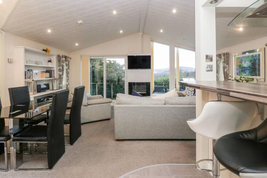 OYSTER BAY LODGE, pet friendly, with a garden in Dalbeattie