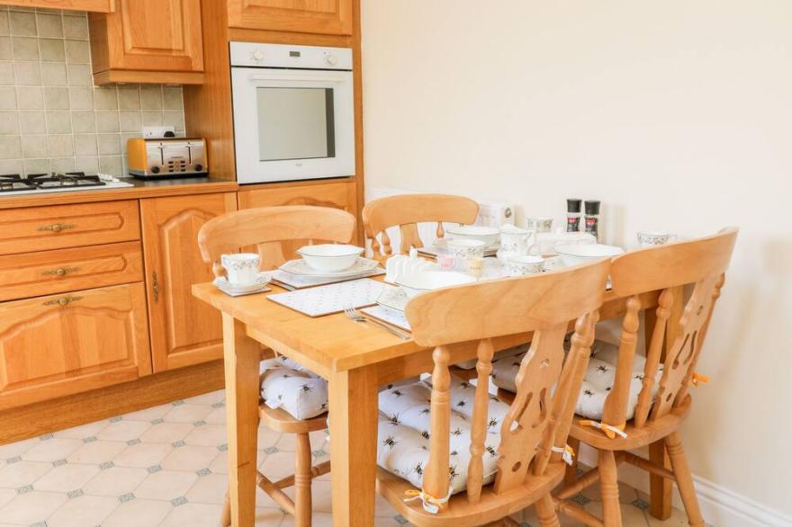 FORGE PLACE, family friendly, country holiday cottage in Bovey Tracey