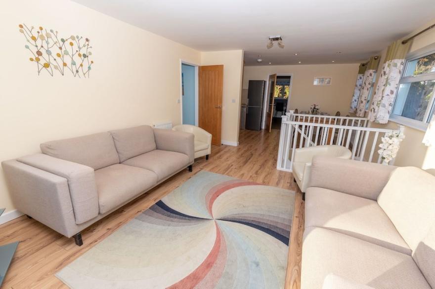 Chichester Park - Four Bedroom House, Sleeps 8
