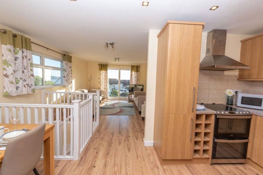 Chichester Park - Four Bedroom House, Sleeps 8