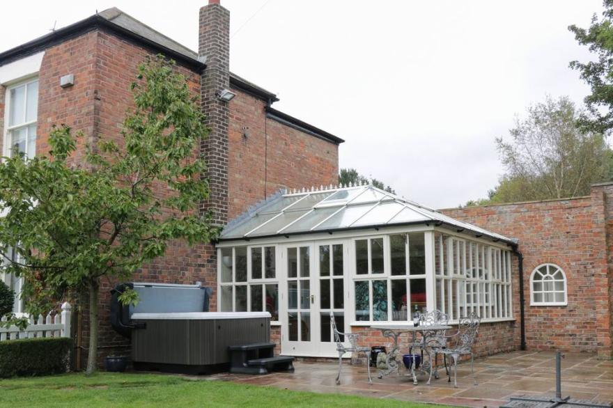ASH TREE LODGE, pet friendly, with hot tub in Burton Pidsea