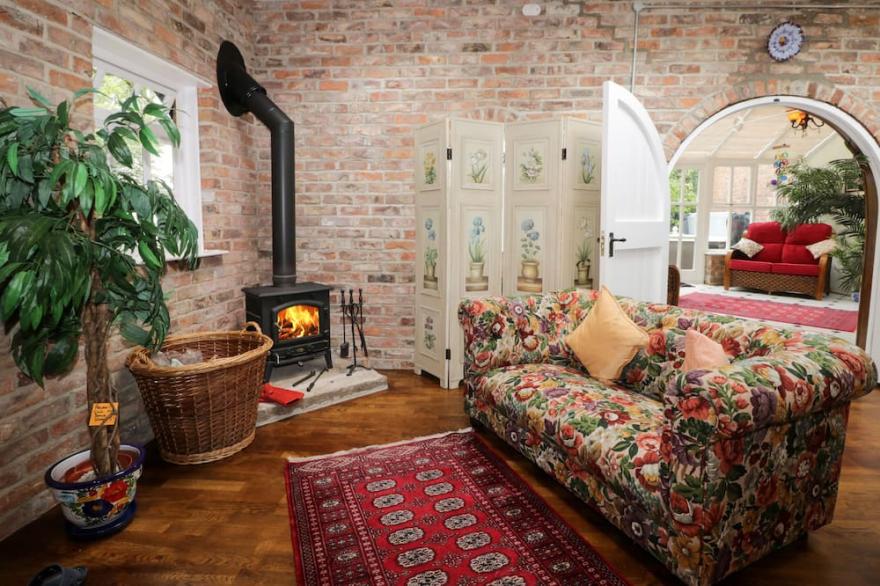 ASH TREE LODGE, pet friendly, with hot tub in Burton Pidsea