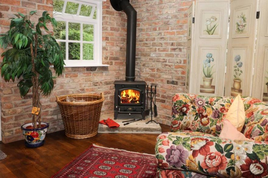 ASH TREE LODGE, pet friendly, with hot tub in Burton Pidsea