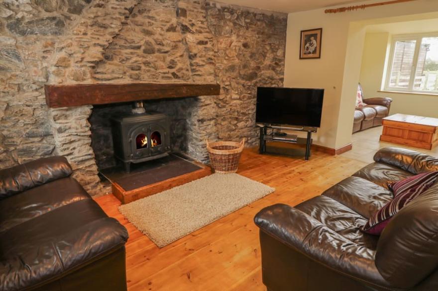 BRON GADAIR, pet friendly, character holiday cottage in Newborough