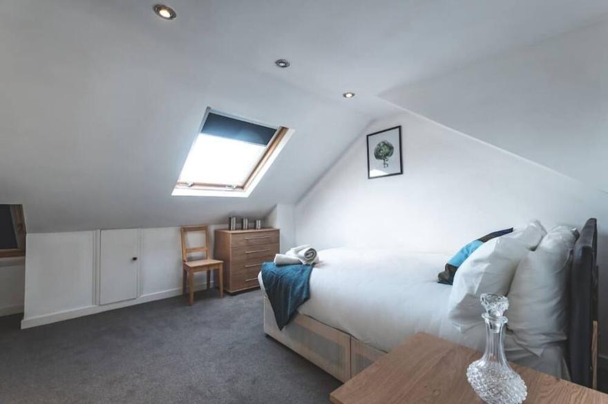 Entire townhouse w/ 6 spacious bedrooms