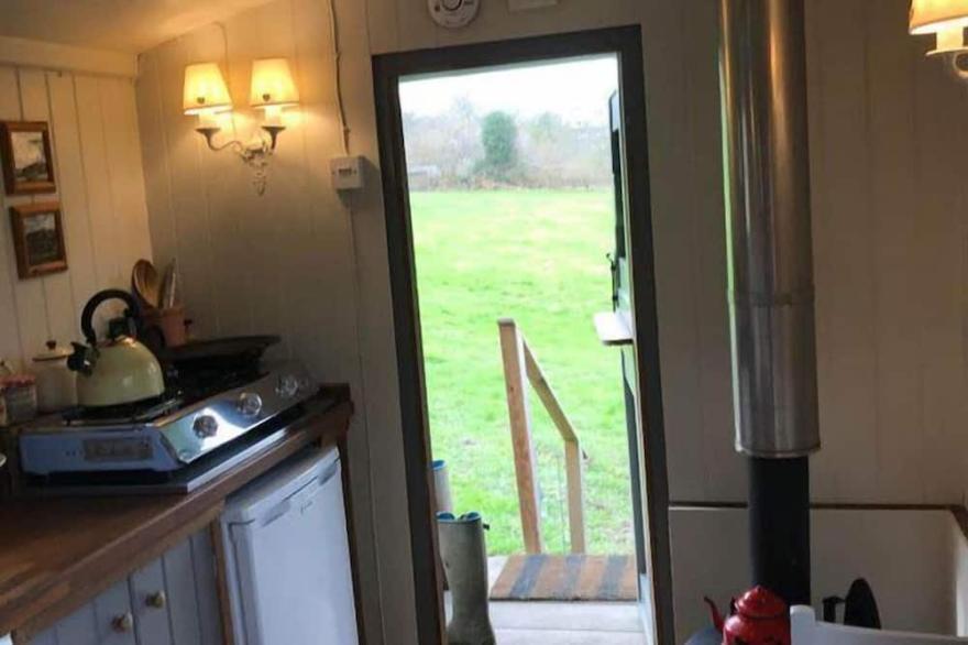 Charming Shepherds Hut with Wood Fired Hot Tub