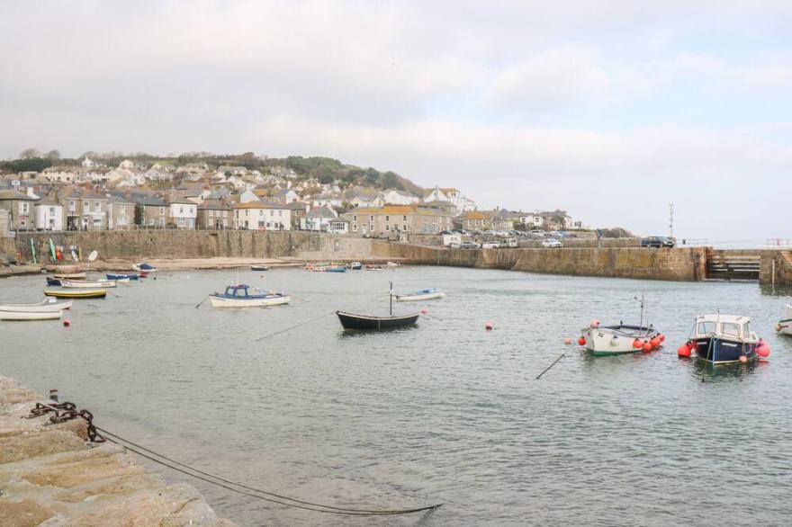 MERMAID COTTAGE, family friendly, character holiday cottage in Newlyn