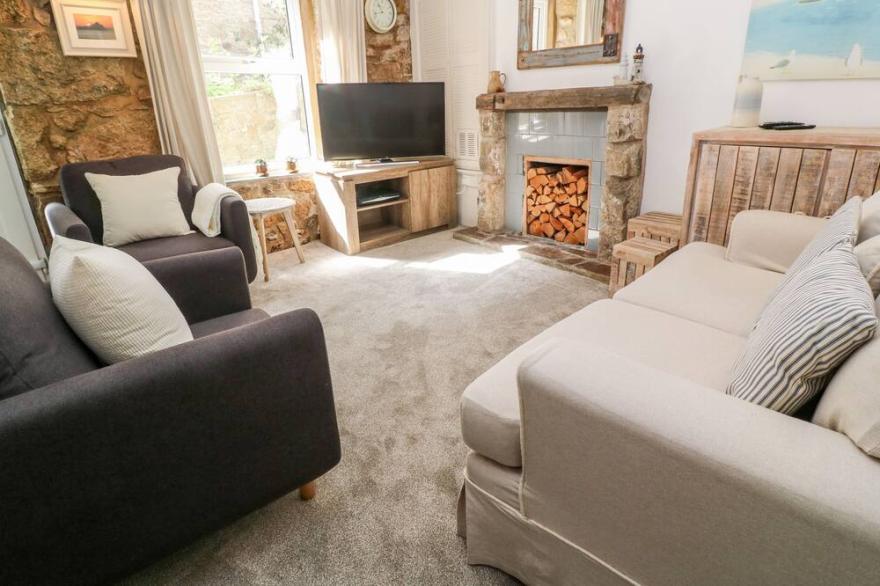 MERMAID COTTAGE, family friendly, character holiday cottage in Newlyn