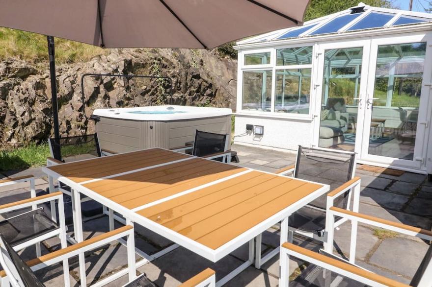 GREEN ACRE, pet friendly, with hot tub in Newby Bridge