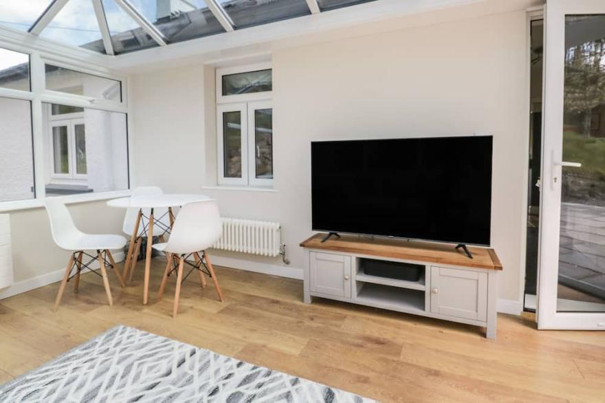 GREEN ACRE, pet friendly, with hot tub in Newby Bridge
