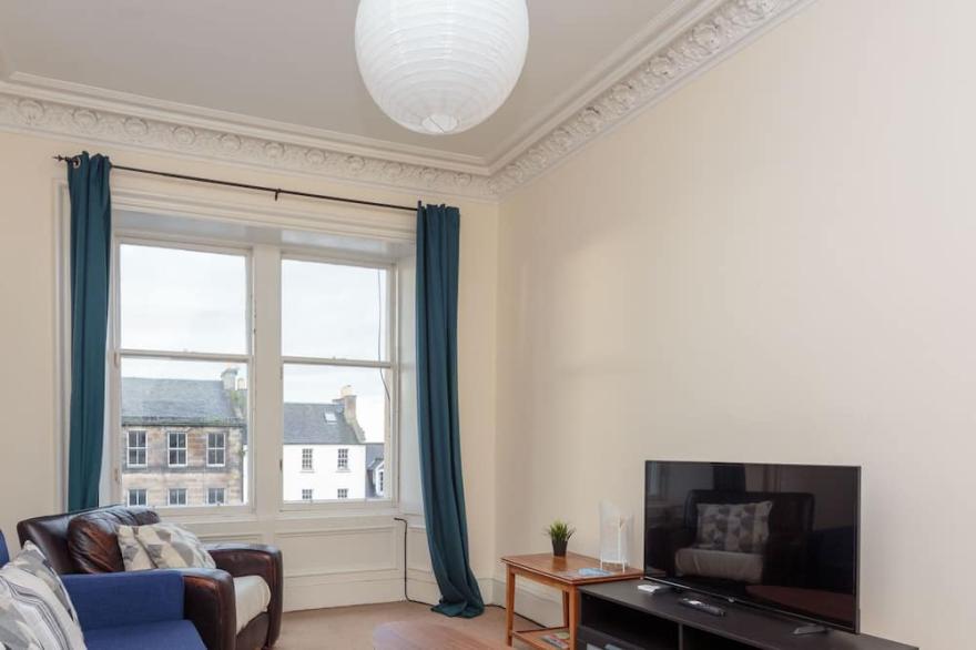 Delightful 2 bedroom apartment in Leith
