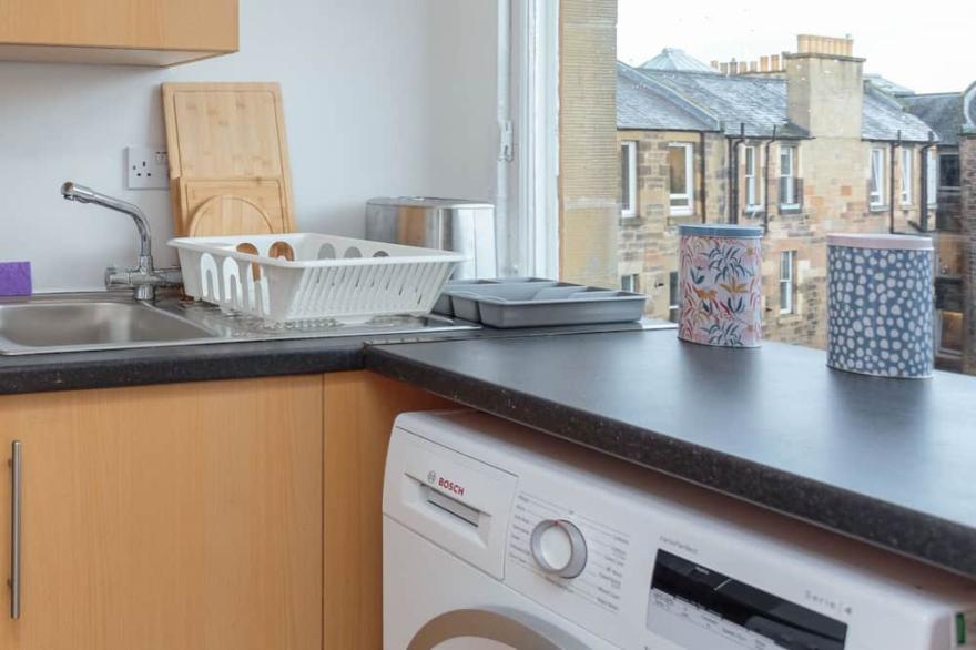 Delightful 2 bedroom apartment in Leith