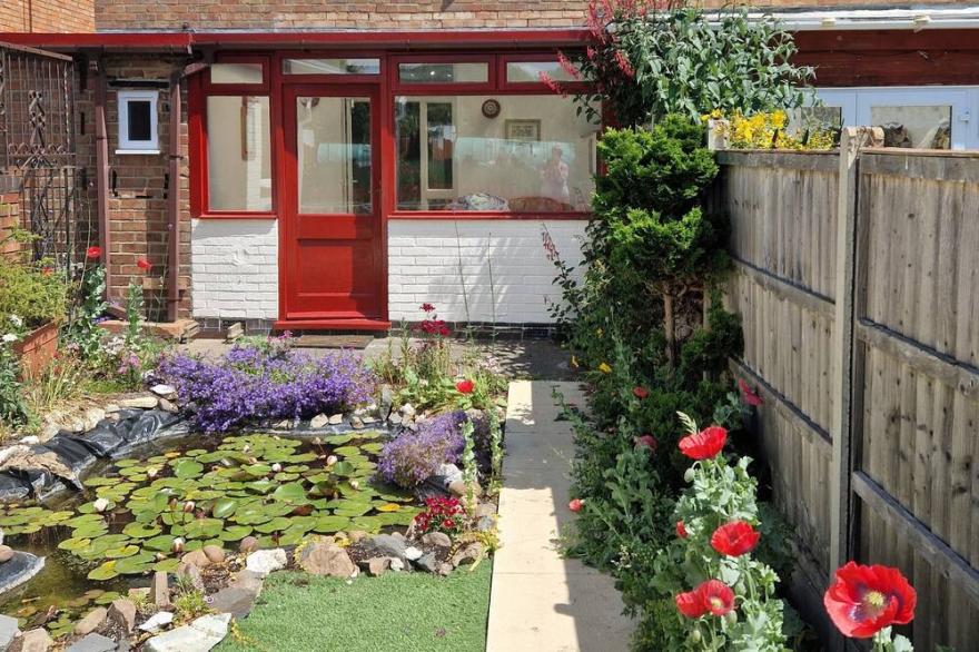 Bob's House: quiet location with garden views.