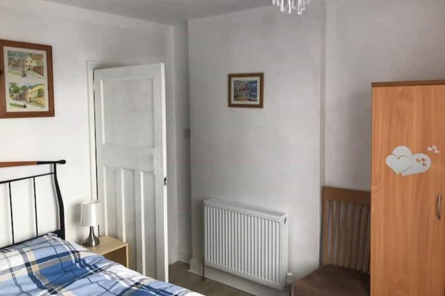 Bob's House: quiet location with garden views.