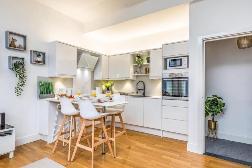 City & Beach in Easy reach 3 double Bedrooms with parking
