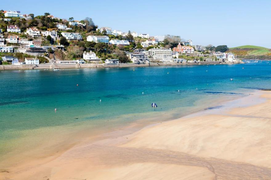 Stone cottage in central Salcombe sleeps 8