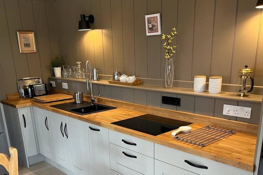 Luxury Lodge @ Ewen Barn - private 5* retreat