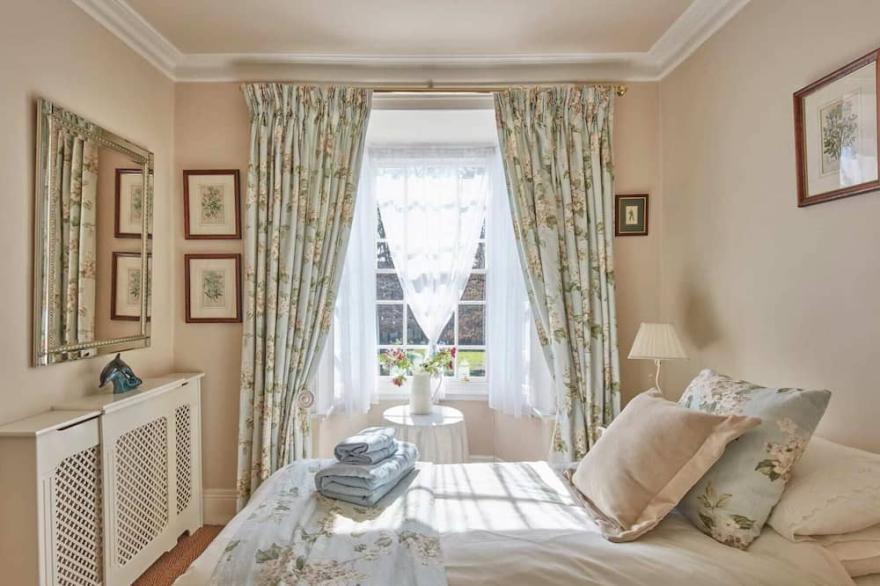 Victory House  – in Deal town, huge garden