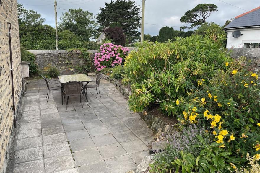 KILDEN COTTAGE, pet friendly, character holiday cottage in Helston