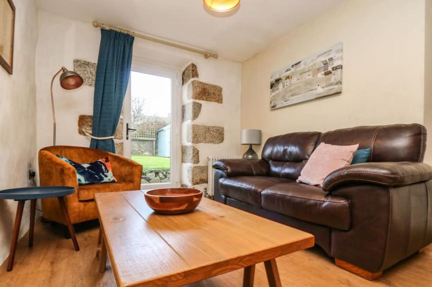 KILDEN COTTAGE, pet friendly, character holiday cottage in Helston