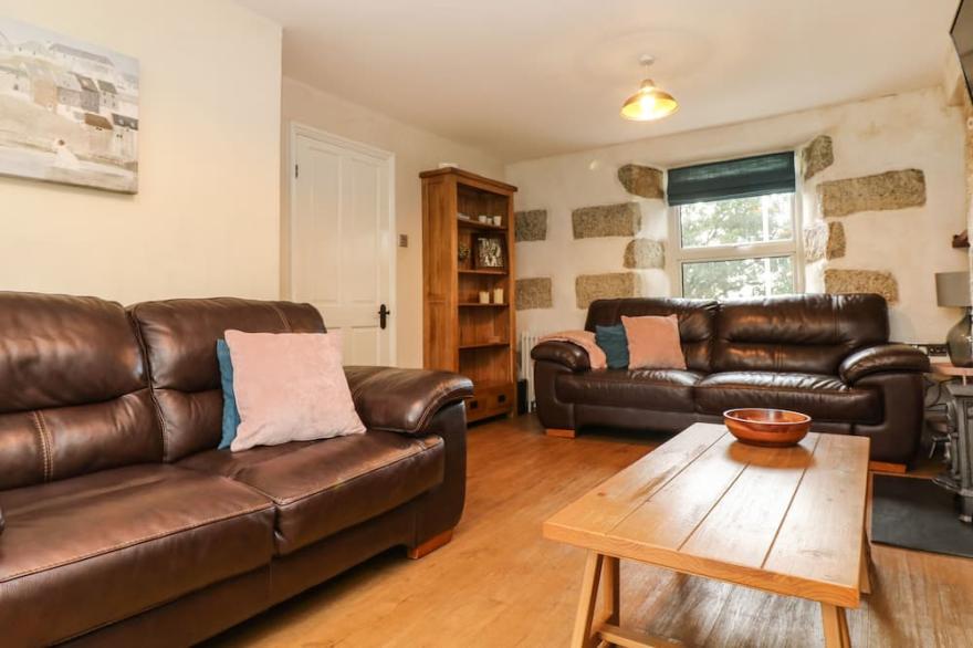 KILDEN COTTAGE, pet friendly, character holiday cottage in Helston