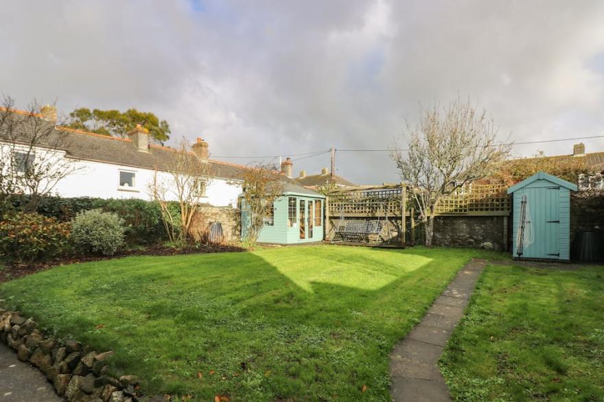 KILDEN COTTAGE, pet friendly, character holiday cottage in Helston