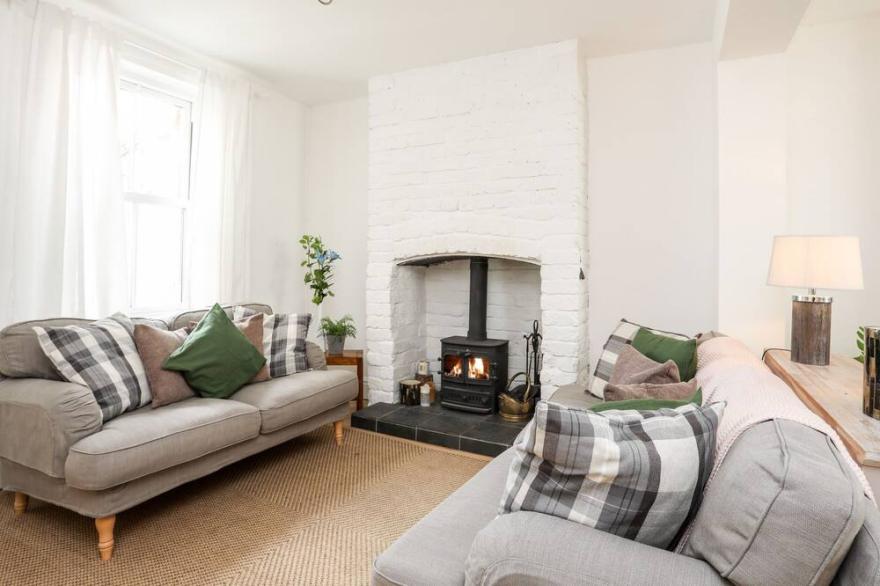 49 CHURCH STREET, family friendly, with open fire in Beaumaris