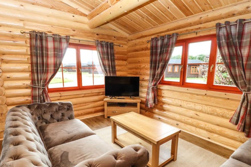 OAK LODGE, family friendly, with pool in Greetham, Rutland