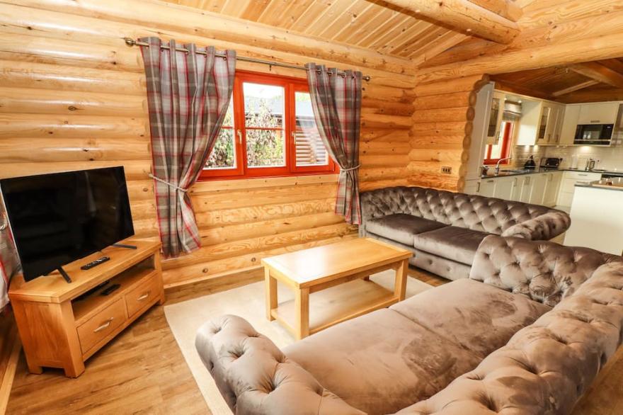 OAK LODGE, family friendly, with pool in Greetham, Rutland