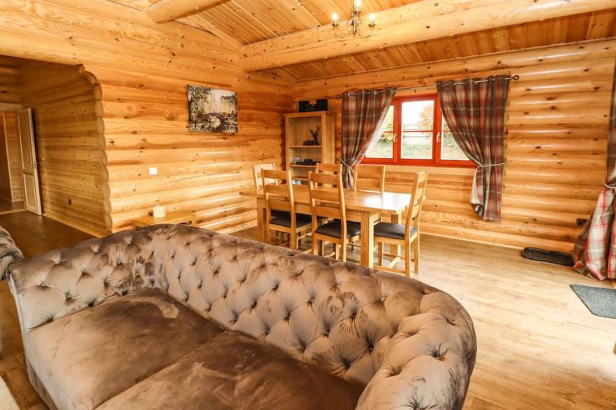 OAK LODGE, family friendly, with pool in Greetham, Rutland