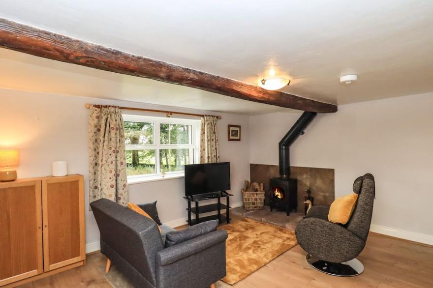 THE DUCK HOUSE, pet friendly, with open fire in Brampton, Cumbria