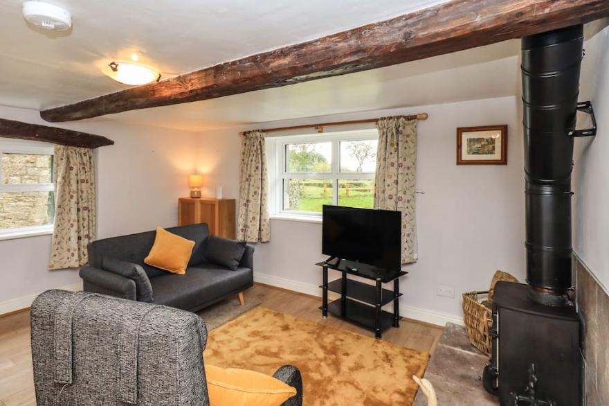 THE DUCK HOUSE, pet friendly, with open fire in Brampton, Cumbria