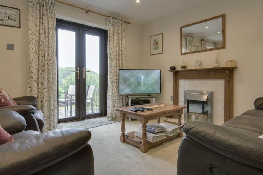 COLUMBINE COTTAGE, pet friendly, with pool in Bude