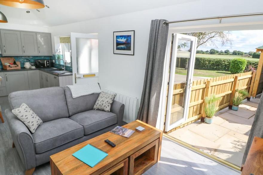 THE OLD MILL HIDEAWAY, with hot tub in Ellerton